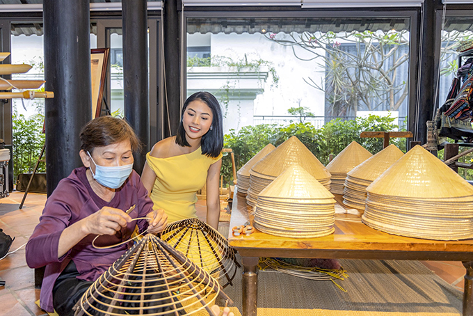 Người đẹp Đào Thị Hà - đại sứ cuộc thi Hoa hậu Du lịch Biển Việt Nam 2022 thích thú khi tìm hiểu nghề chằm nón tại Khu du lịch Champa Island.